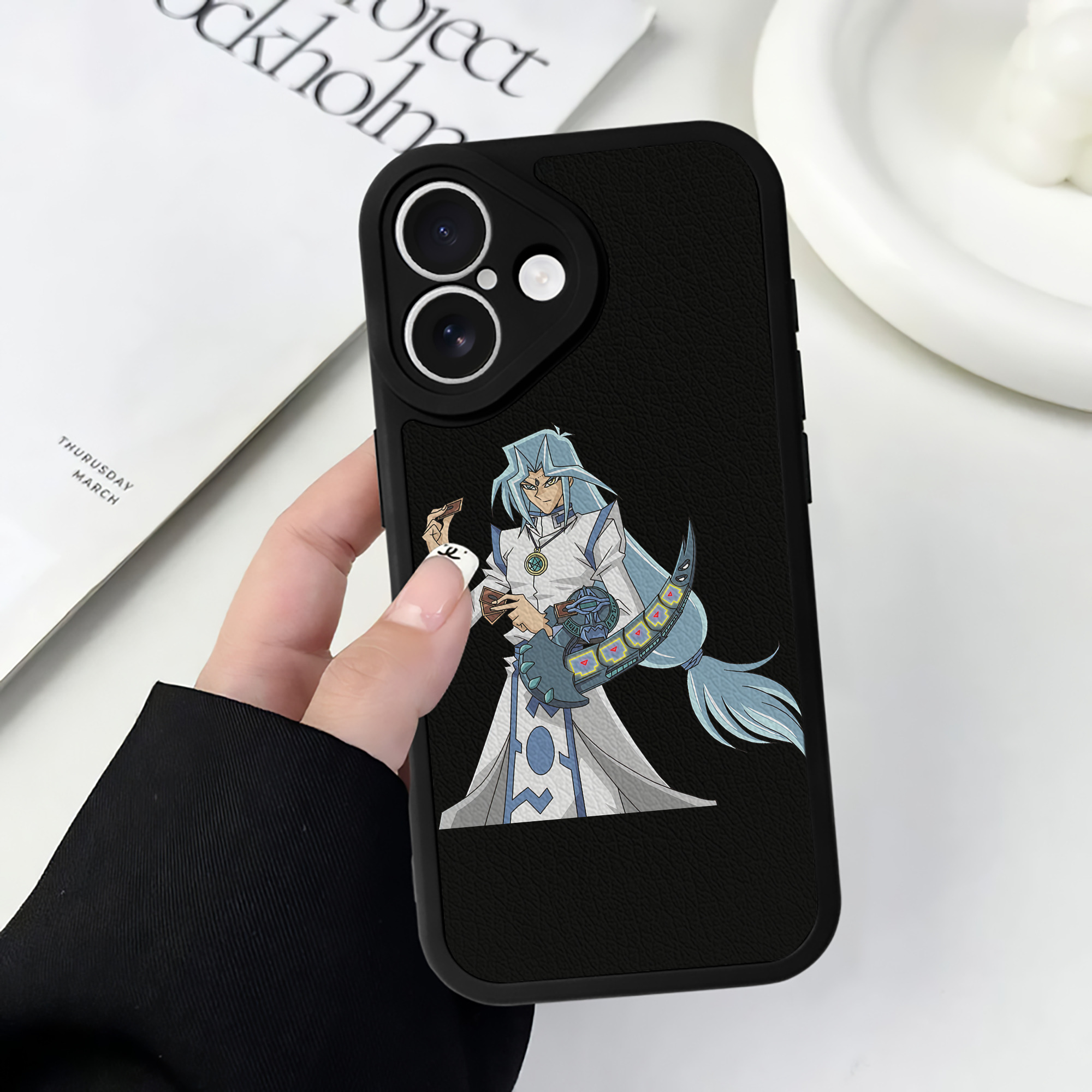 遊☆戯☆王 Yu-Gi-Oh! 【iPhone 16シリーズ対応】シリコンスマホケース（レザー調） 材質：シリコン